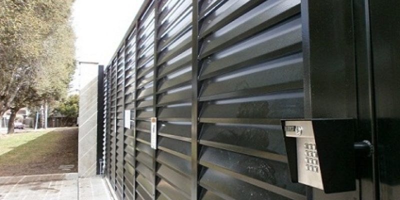Louvered gate