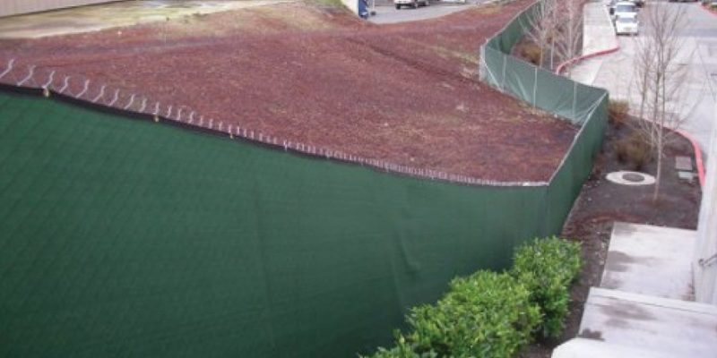 Windscreen on post driven temporary fencing